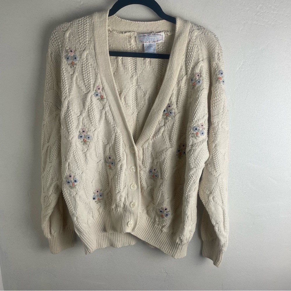 Cream Cardigan Sweater with V-Neck and Textured Pattern